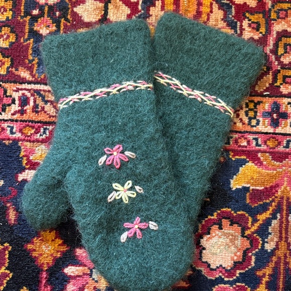 Handmade Accessories - Embroidered Dark Green Wool Felt Floral mittens